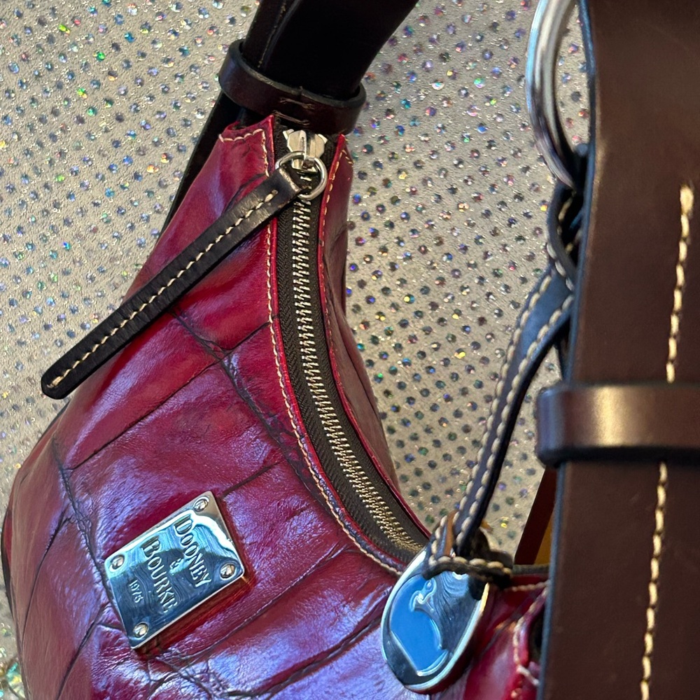 Dooney & Bourke Red Croc-Embossed Shoulder Bag Approx.. 12 x 6.5 x 4 - Picture 4 of 17